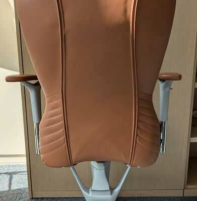 Fauteuil de direction pivotant ajustable de marque GRAMMER OFFICE  en simili cuir marron. 130 x 67 x 62 cm. Localisation : 4 est