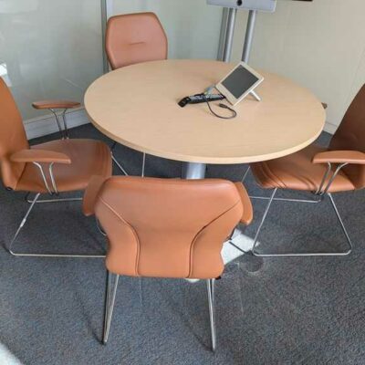 Suite de 4 fauteuils de marque GRAMMER OFFICE, structure en acier chromé, garniture en simili cuir marron, piètement luge.97 x 64 x 67 cm. Localisation : 4 est