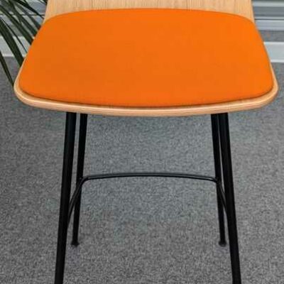 Suite de 4 chaises hautes, coque en bois contreplaqué, galette assise en tissu orange, piètement en acier laqué noir. 100 x 40 x 44 cm. Localisation : 6 passerelle