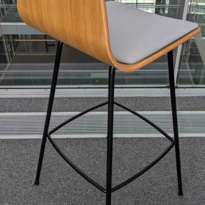 Suite de 4 chaises hautes, coque en bois contreplaqué, galette assise en tissu gris, piètement en acier laqué noir. 100 x 40 x 44 cm. Localisation : 6 passerelle