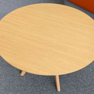 Table basse ronde en bois couleur chêne clair, 4 pieds obliques. 40 x 70 cm. Localisation : 6 passerelle