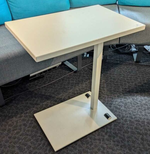 Table d'appoint à plateau rectangulaire en bois stratifié blanc, piètement en acier laqué blanc, avec 2 roulettes sous la base. 73 x 60 x 40 cm. Localisation : 5 ouest