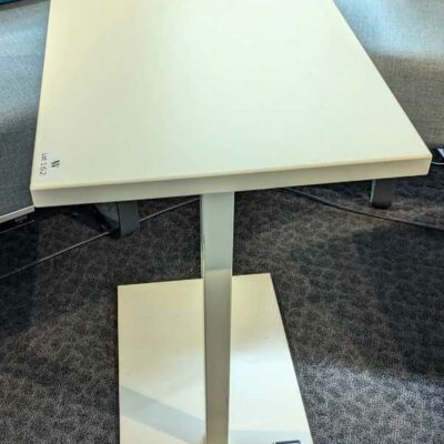 Table d’appoint à plateau rectangulaire en bois stratifié blanc, piètement en acier laqué blanc, avec 2 roulettes sous la base. 73 x 60 x 40 cm. Localisation : 5 ouest