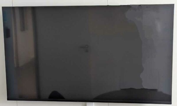 Moniteur de marque SONY modèle FW-55XE8001 vendu avec attache murale. Localisation : 5 est (5007)