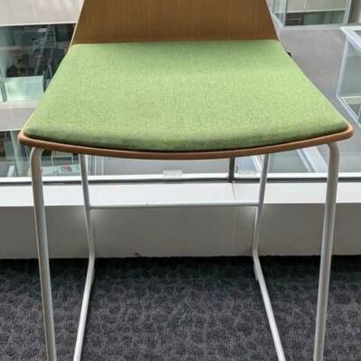 4 chaises hautes de marque COALESSE, coque en bois, galette d’assise en tissu vert, piètement en acier laqué blanc. 91 x 46 x 52 cm. Localisation : 5 ouest