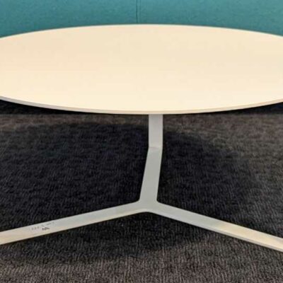 Table basse de marque MARELLI en acier laqué blanc sur 3 pieds réunis en entretoise. 27 x 60 cm. Localisation : 5 ouest