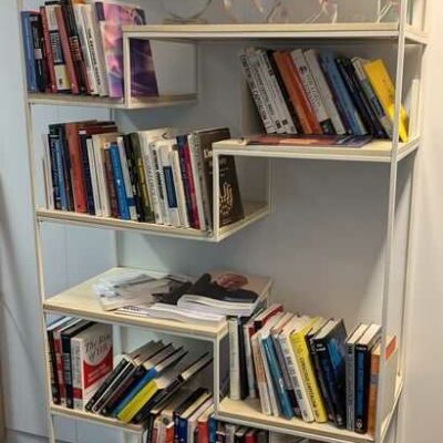 Bibliothèque en acier laqué blanc et étagères asymétriques en bois clair. 180 x 100 x 40 cm. Localisation : 5 ouest
