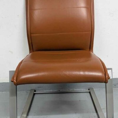 Suite de 6 chaises visiteur garnies de cuir marron, piètement en porte à  faux en acier chromé.  93 x 61 x 64 cm. Localiusation : ss sol -1