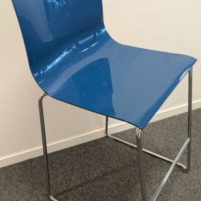 3 chaises hautes empilables, coque en plastique bleu, piètement en acier chromé. 105 x 46 x 46 cm. Localisation : 5 ouest