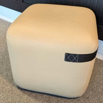 Paire de poufs sur roulettes de marque VICCARBE recouverts de cuir beige. 43 x 50 x 50 cm. Localisation : 5 ouest