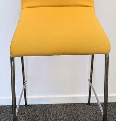 Paire de chaises hautes de marque NARBUTAS modèle Moon, coque en tissu jaune moutarde, piètement en acier chromé. 103 x 40 x 52 cm. Localisation : 5 est