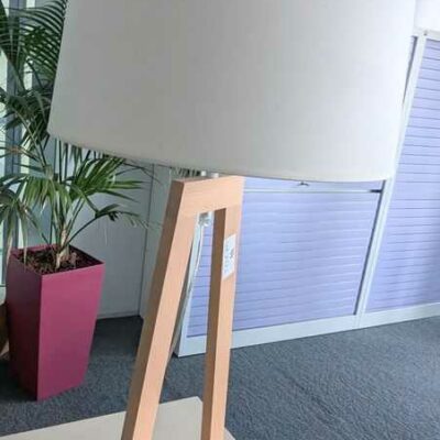 3 lampes de table en bois, abat jour en tissu blanc. Hauteur : 68 cm. Localisation : 4 est