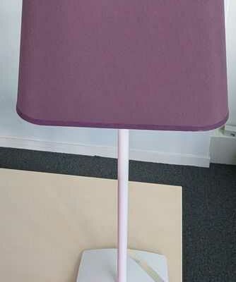 3 lampes de table de marque MANADE, tige et base en acier laqué blanc, dont 2 avec abat jour blanc et 1 avec abat jour violet. Hauteur :  64 cm. Localisation : 4 est