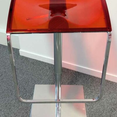 Paire de tabourets hauts pivotants ajustables de marque PEDRALI modèle Arod en métal chromé et assise en plastique translucide rouge. 86  x 44 x 44 cm. Localisation : 4 ème coursive