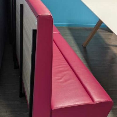2 banquettes solidarisées recouvertes de simili cuir couleur framboise. 110 x 260 x 62 cm. Localisation : 4 est