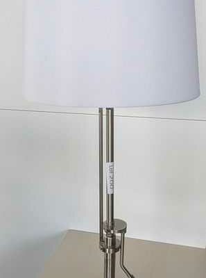 Lampe de table articulée de marque UNILUX en acier, abat jour en tissu blanc. 68 x 20 cm. Localisation : 2 est