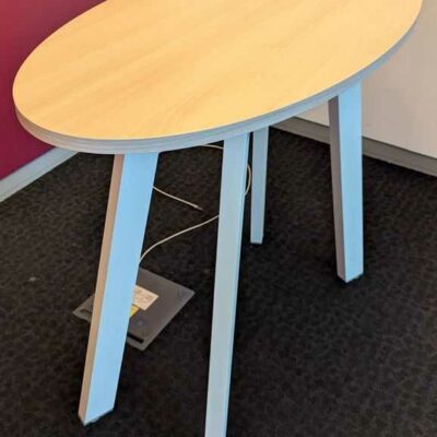 Table haute de marque STEELCASE plateau ovale en bois couleur hêtre, piètement oblique en acier laqué blanc. 100 x 120 x 60 cm. Localisation : 2 est
