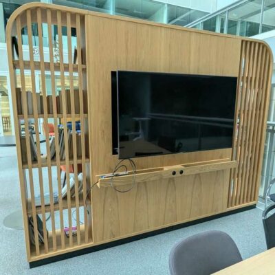 Bibliothèque double face en bois avec 10 niches et 2 emplacements pour TV. 240 x 320 x 53 cm. Localisation : 2 est