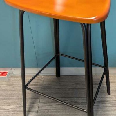 Suite de 3 tabourets hauts, assise en plastique effet cuir, piètement en acier laqué noir. 82 x 42 x 36 cm. Localisation : 2 est