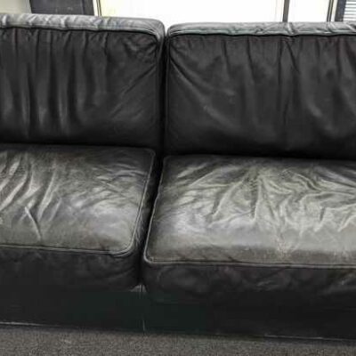 Salon de marque SWANN comprenant 1 canapé 2 places (76 x 190 x 86 cm) et 2 fauteuils en cuir noir (190 x 92 x 86 cm). Usures. Localisation : 1er coursive
