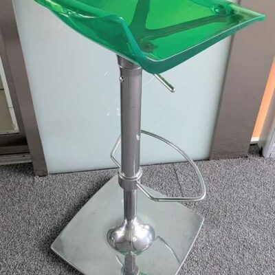 Paire de tabourets hauts pivotants ajustables de marque SOFTLINE, coque en plastique translucide vert, piètement en métal chromé. 90 x 34 x 37 cm. Localisation : 1er coursive