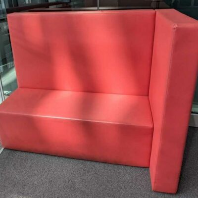 Espace de confidentialité de marque ABV comprenant 2 banquettes en face à face en simili cuir rose. 128 x 160 x 90 cm chaque. Localisation : 1er coursive