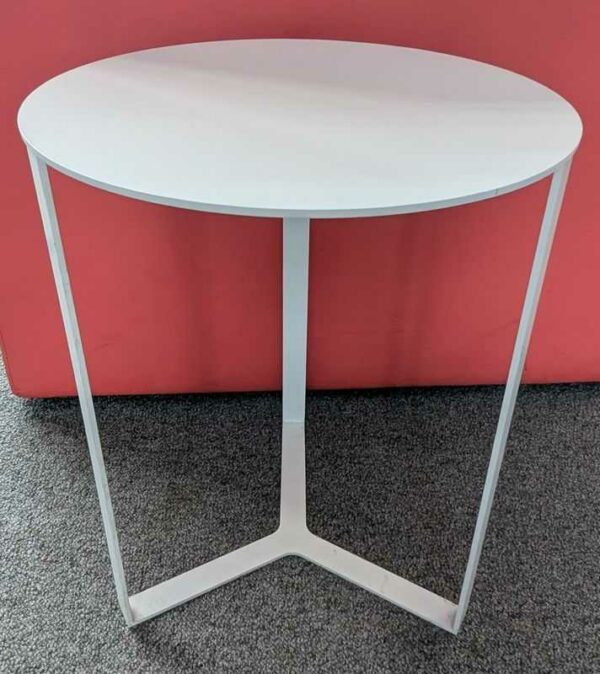 Table d'appoint de marque MARELLI en acier laqué blanc. 50 x 40 cm. Localisation : 1er coursive