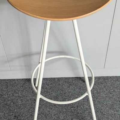 Paire de tabourets de marque ENEA en acier laqué blanc, assise thermoformée en bois. 80 x 41 x 31 cm. Localisation : 1 ouest
