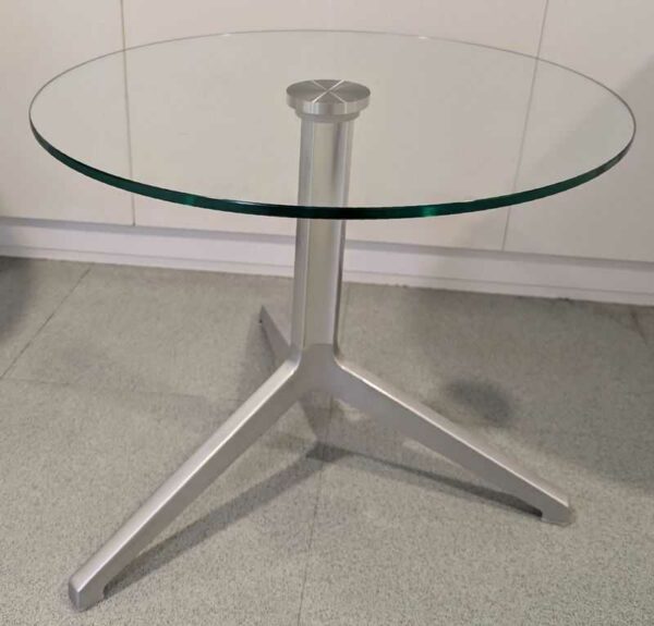 Table d'appoint de marque PEDRALI (modèle Ypsilon ?) plateau rond en  verre transparent reposant sur un piètement tripode en métal. 52 x 60 cm. Localisation : 1 ouest