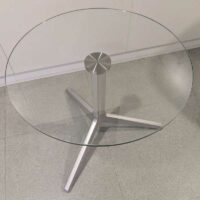 Table d'appoint de marque PEDRALI (modèle Ypsilon ?) plateau rond en  verre transparent reposant sur un piètement tripode en métal. 52 x 60 cm. Localisation : 1 ouest – Image 2