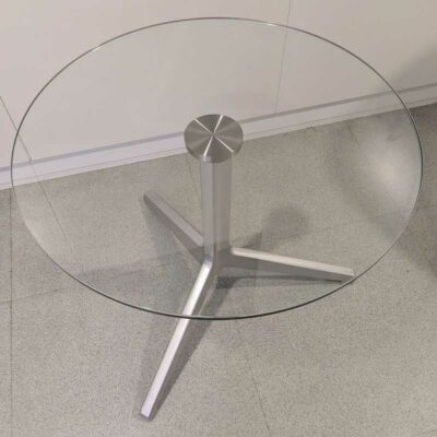 Table d’appoint de marque PEDRALI (modèle Ypsilon ?) plateau rond en  verre transparent reposant sur un piètement tripode en métal. 52 x 60 cm. Localisation : 1 ouest