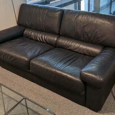 Canapé de marque SWANN en cuir noir. 82 x 200 x 100 cm . Localisation : 1 ouest