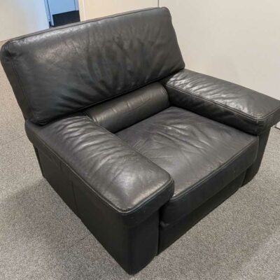 Fauteuil de marque SWANN en cuir noir. 82 x 110 x 100 cm. Localisation : 1 ouest
