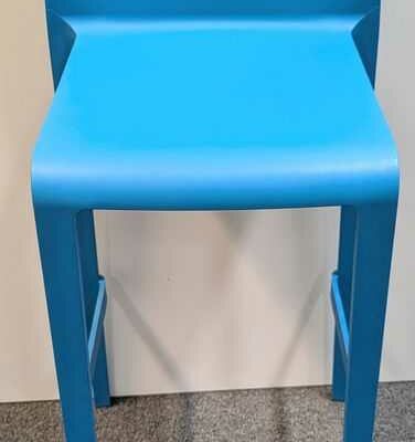 Paire de chaises hautes empilables de marque PEDRALI modèle Volt en plastique bleu turquoise. 100 x 41 x 44 cm. Localisation : 1 ouest