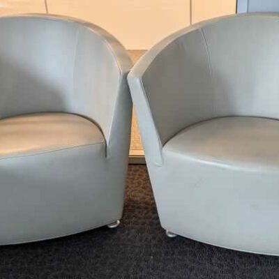 Salon de marque TACCHINI en cuir gris clair comprenant un canapé (73 x 142 x 64 cm) et 2 fauteuils (73 x 80 x 64 cm). Localisation : 1 ouest