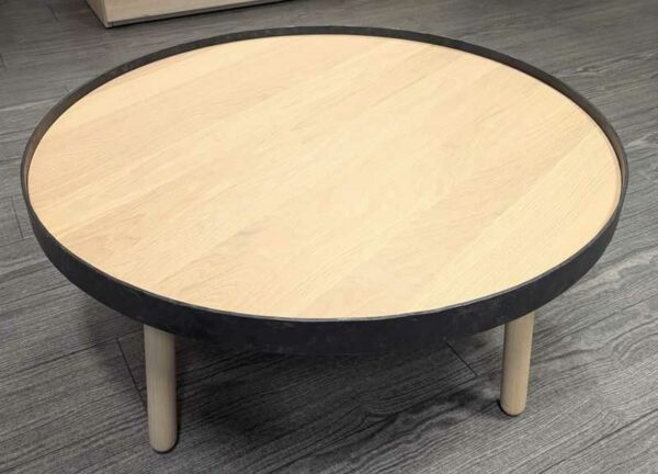Table basse design Iratzoki Lizaso modèle Egon édition ALKI  en chêne clair, plateau rond cerclé de fer forgé. 31 x 72 cm. Localisation : 5 est