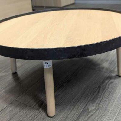 Table basse design Iratzoki Lizaso modèle Egon édition ALKI  en chêne clair, plateau rond cerclé de fer forgé. 31 x 72 cm. Localisation : 5 est