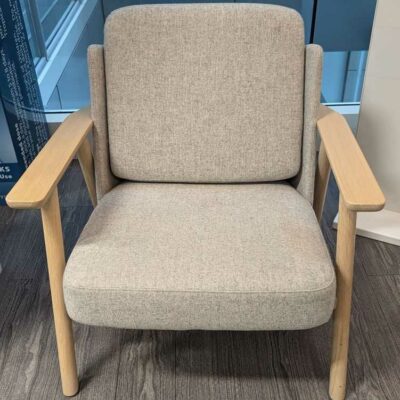 Fauteuil design Iratzoki Lizaso modèle Lasai édition ALKI en chêne clair et garniture en feutrine chinée gris clair. 72 x 75 x 84 cm. Localisation : 5 est