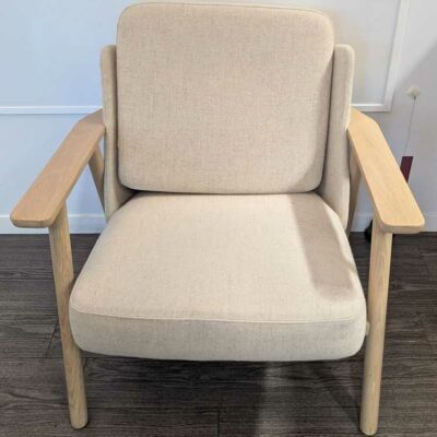 Fauteuil design Iratzoki Lizaso modèle Lasai édition ALKI en chêne clair et garniture en feutrine chinée beige. 72 x 75 x 84 cm. Localisation : 5 est