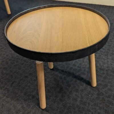 Table basse design Iratzoki Lizaso modèle Egon édition ALKI  en chêne clair, plateau rond cerclé de fer forgé. 43 x 45 cm. Localisation : 5 est