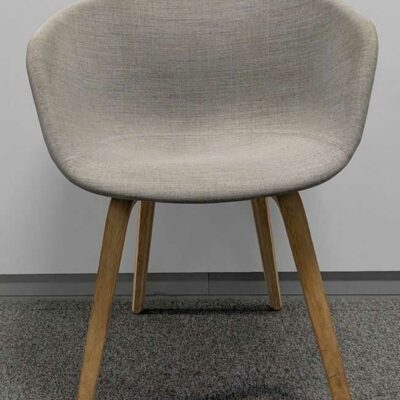 Paire de fauteuils recouverts de tissu gris clair, piètement en bois naturel. 81 x 55 x 56 cm. Localisation : 5 est