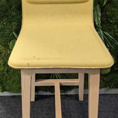 Paire de chaises hautes design Iratzoki Lizaso modèle Laia édition ALKI en bois et feutrine jaune. 94 x 40 x 46 cm. Localisation : 5 est