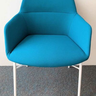 Suite de 4 fauteuils de marque INCLASS recouverts de tissu bleu turquoise, piètement en acier laqué blanc. 80 x 60 x 60 cm. Localisation : 5 est