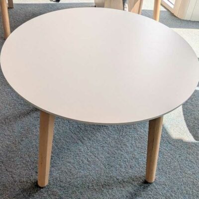 Table ronde en bois, plateau blanc reposant sur 4 pieds en bois naturel. 73 x 100 cm. Localisation : 5 est