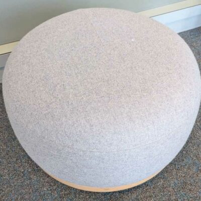 Pouf rond design Iratzoki Lizaso modèle Egon édition ALKI, base en chêne clair, assise en tissu gris clair. 36 x 60 cm. Localisation : 5 est