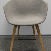 Paire de fauteuils recouverts de tissu gris clair, piètement en bois naturel. 81 x 55 x 56 cm. Localisation : 5 est – Image 2