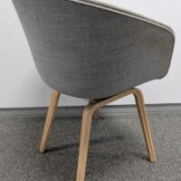 Paire de fauteuils recouverts de tissu gris clair, piètement en bois naturel. 81 x 55 x 56 cm. Localisation : 5 est – Image 3