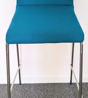 3 chaises hautes de marque NARBUTAS modèle Moon, coque en tissu bleu, piètement en acier chromé. 103 x 40 x 52 cm. Localisation : 5 est