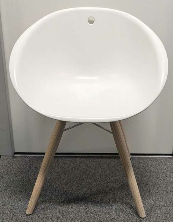 Paire de fauteuils design Pocci & Dondoli modèle Gliss édition PEDRALI, coque en plastique blanc, piètement en bois naturel avec croisillons en acier laqué blanc. 80 x 58 x 50 cm. Localisation : 3 est