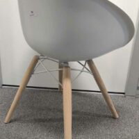 Paire de fauteuils design Pocci & Dondoli modèle Gliss édition PEDRALI, coque en plastique blanc, piètement en bois naturel avec croisillons en acier laqué blanc. 80 x 58 x 50 cm. Localisation : 3 est – Image 2